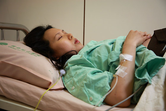 终於合格被推进待产室 (二指半)  没多久. 妈妈痛到不行了.