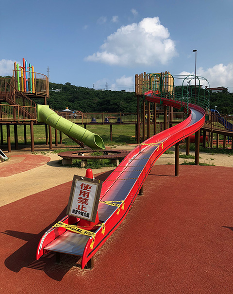 可惜这个很长的滚轮溜滑梯维修中